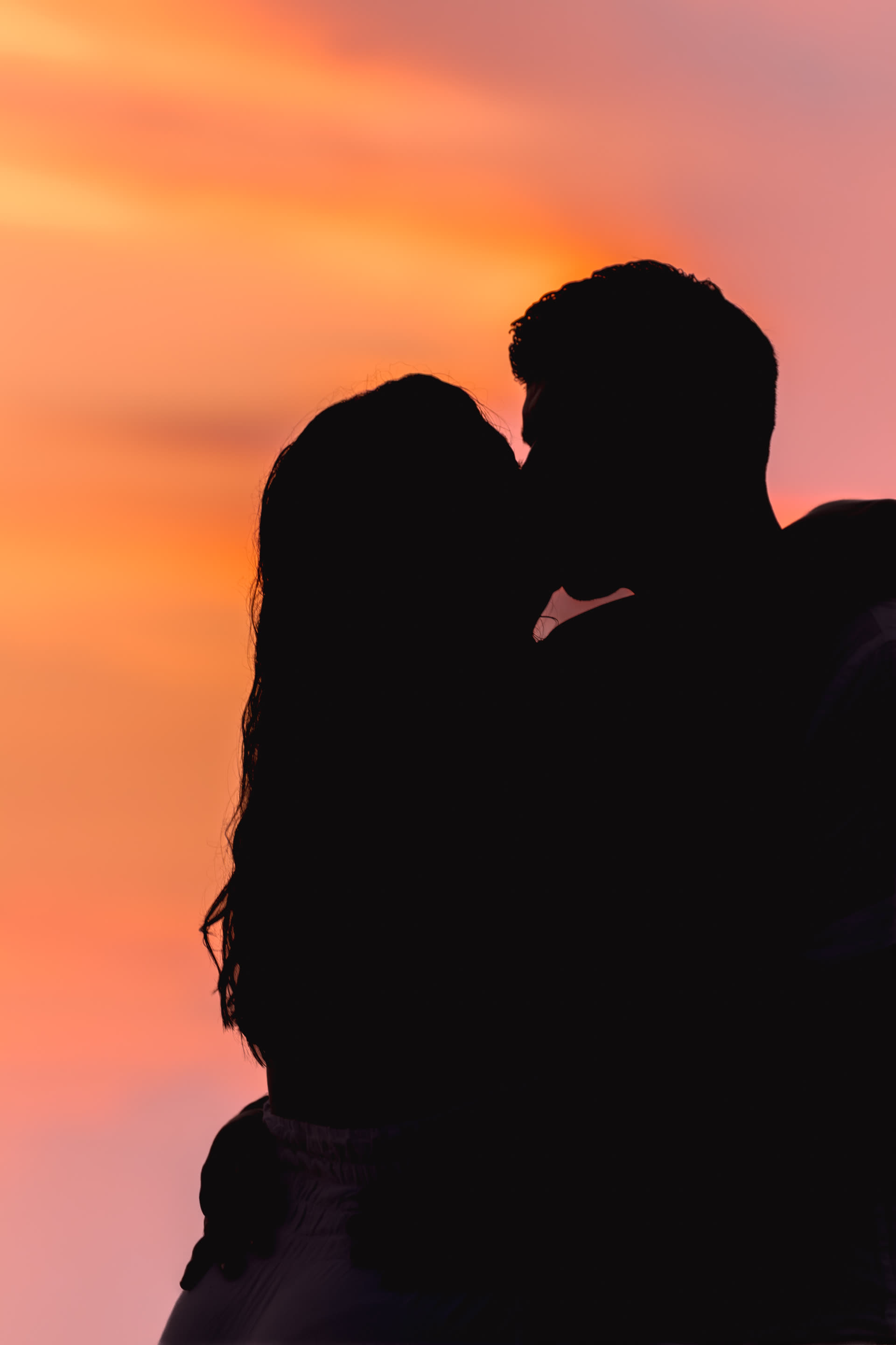Silueta de la pareja besándose al atardecer